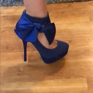Blue bow pumps 💙